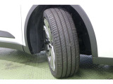 タイヤサイズ 225/45R21。