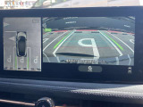 アラウンドビューモニターです。4つのカメラからの映像を合成・処理することで空から見下ろすような視点で周囲を確認でき、駐車時のクルマの位置確認がスムーズになります。