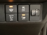 ハンドルの右側にはヘットライトリベライザーとVSA(ABS+TCS+横滑り抑制)の解除スイッチがついています。ヘッドライトリベライザーは道路状況や積荷の加重に応じてライトの高さを調節できます。