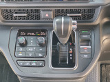 運転席より操作性の良いシフトレバーと、オートエアコンのスイッチ等の画像です。