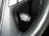 【レーダークルーズコントロール】(全車速追従機能付)付きです。車速に応じて追従支援してくれるので、ロングドライブも快適です。詳細は販売店スタッフまでおたずねください。