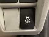VSA装備車です。VSAはドライバーの操作と車の動きを見守っています。もし車の挙動が乱れたとき、4輪別々にブレーキをかけたり、エンジンパワーをしぼることによって車を安定させます。