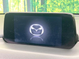 【8インチマツダコネクト】車内の雰囲気にマッチした大型のディスプレイ。スマホ接続でのナビ使用やBluetooth再生等、様々な機能が楽しめます。直感的なダイヤル操作が可能で、使い勝手も良好です。