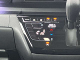 タブレット端末のようなタッチパネル式のオートエアコン採用。凹凸のない滑らかな表面で操作感を高めています。