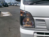 ハロゲンヘッドランプ付車です。シンプルな構造ゆえに信頼性が高く、万一の玉切れの際も交換コストが安く抑えれるのが魅力です。旅先でのトラブルにも迅速に対応できる実用性に優れた装備です。