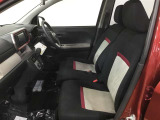 外装のカラーとマッチするシート柄です