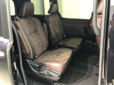 【後部座席】も当然、綺麗・清潔に仕上げております。内装の綺麗なお車は気持ちが良いですし、コンディションのいい車が多いです。これもオススメの1台です。