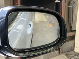 【ブラインドスポットアシスト】車線変更時に目視できない車を検知すると、検知した側のミラーに警告ライトが点灯。更にステアリングを制御し、アシストします。