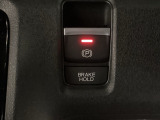セレクトレバーの右に電子制御パーキングブレーキがあります。スイッチひとつで、停車した地点の傾斜などをシステムが検知・判断してブレーキ力を自動的に最適制御し、しっかり停車できるパーキングシステムです。