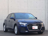 デザイン・ボディカラーが都会的な建物にも非常に良く映えます。クール・知的。Audiの持つ「品の良さ」が伝わってきます。