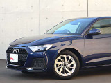 ●Audiが最初に採用したLEDポジショニングランプ。シャープなラインで昼間でも点けていたいと思うほど上品でオシャレです。夜間走行時はさらに目立ちます!