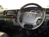 運転席まわりです。 各操作スイッチは使いやすい位置に配置されてます。