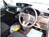 お車選びをお楽しみ頂けるよう、在庫車の展示スペースを十分に確保しております。