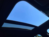 【電動パノラマルーフ】BMWのパノラマルーフは開閉が目的でなく、ルーフと一体感のある構造によって、より解放感を実現しているのが特徴です。