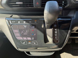 オートエアコンでパネルタッチするだけで操作が可能です(^^)☆AUTOにすれば簡単に車内の空調を快適に調整してくれます♪嬉しいシートヒーター付き(^^)
