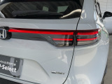 特徴的なデザインで後方からの確認しやすいLEDリアコンビネーションランプ
