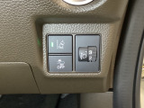 ハンドルの右側にはヘットライトリベライザーとHondaセンシング用のメインスイッチがついています。ヘッドライトリベライザーは道路状況や積荷の加重に応じてライトの高さを調節できます。