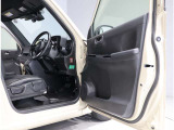 運転席・助手席ドアは開口範囲が広く、とても乗りやすいですよ!収納スペースもあります!