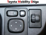 便利な電動格納ドアミラーも装備しております。駐車時にボタン一つで折り畳む事が出来るので便利ですよ。