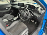 運転席周辺は、プジョー独自の設計思想が生み出した『i-Cockpit』