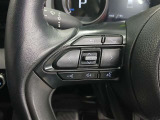 ステアリングには運転中でも簡単に操作できる各種スイッチついてます