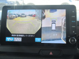 【マルチビューカメラシステム】専用のカメラにより、上から見下ろしたような視点で360度クルマの周囲を確認することができます。縦列駐車や幅寄せ時に大活躍間違いなしの機能