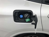 LEDヘッドライト。先進のLEDテクノロジーを採用。照射される白色光の周波特性は太陽に近く、バイキセノンヘッドライトを上回るコントラストでさらに明るく輝きます。悪天候の日でも優れた視認性を発揮します。