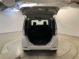 バックドアを上げた状態です。シートのアレンジ次第で荷室のスペースが変わります!用途に合わせて快適な室内を?