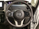 ハンドルにHondaセンシング系のクルーズコントロールやレーンキープアシストなどのスイッチと、オーディオの操作スイッチが装備されています。ハンドルから手を離さず安全に操作できます。