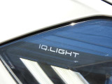 【IQ.LIGHT】 対向車や先行車のドライバーを眩惑することなく、前方の路面と路肩を広範囲に明るく照らすことができるマトリックスLEDヘッドライトを装備。快適なドライブをアシストします。