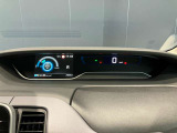 セレナe-POWER専用のメーターパネルです。回生ブレーキによる充放電状態が一目で分かるように大きな表示になっています。