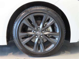 純正のアルミホイール装着車です。タイヤサイズは215/45R17です。