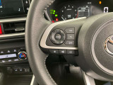 運転中、オーディオの操作をしてて、ハッとしたことはありませんか?ステアリングスイッチは、運転中でもハンドルでオーディオの操作が可能です。安全なドライブをサポートします。