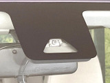 【スマートアシスト】走行中に前方の車両等を認識し、衝突しそうな時は警報とブレーキで衝突回避と被害軽減をアシスト。より安全にドライブをお楽しみいただけます。