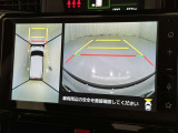 パノラミックビューモニターを装備。駐車場や交差点でクルマを真上から見るように周囲を確認できます。機能の詳細は販売店スタッフまでおたずねください。