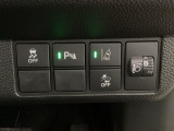 ハンドルの右側にはヘットライトリベライザーとHondaセンシング用のメインスイッチがついています。ヘッドライトリベライザーは道路状況や積荷の加重に応じてライトの高さを調節できます。