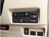 左側電動のスライドドアで楽々スムース!運転席からも開閉の操作もできます♪キーのスイッチひとつで自動開閉できる便利な機能もついてます♪