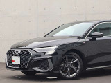 ●Audiが最初に採用したLEDポジショニングランプ。シャープなラインで昼間でも点けていたいと思うほど上品でオシャレです。夜間走行時はさらに目立ちます!