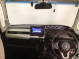 【前方視界】開放的な前方視界!運転がしやすく疲れにくいです♪窓が大きく、見通しがとっても良いおクルマですよ♪