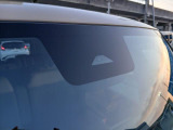 全てのクルマに車両検査証がついています。中古車オークション業界で確立された公正な基準を採用しています。トヨタ自動車によって、修復歴や状態を正しく判断できると認定された車両検査員が、1台1台検査し点数と