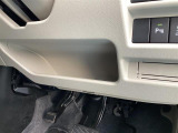 ステアリング下の奥に小物入れがあります。便利にお使い頂けます。