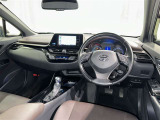 運転席まわりです。 各操作スイッチは使いやすい位置に配置されてます。