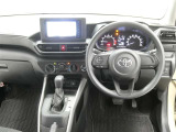 運転席からの視界はこんな感じです☆お気軽にご来店いただき、実際に座って是非お確かめください。ドライバーに寄り添う快適な操作フィールをもたらすステアリングです。