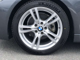 BMW純正18インチホイール。洗練されたデザインで、足元の個性を引き立てます。