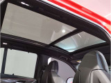 【サンルーフ】高級車のマストアイテムのガラス・サンルーフ。開放感のある室内空間を演出してくれます。