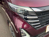 対向車がいてもハイビームを維持できるアダプティブLEDヘッドライト。先行車や対向車の有無に応じてハイビームの照射パターンを変化させ、常に視認性の高い状態が維持されます。