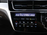 左右独立温度コントロールフルオートエアコンです。運転席、助手席それぞれで独立して温度設定ができます。冷え性の方が乗っても安心ですね♪