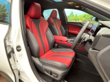 【専用スポーツシート】ホールド性に優れ、カーブ時の体が流れを抑制してくれます。また、体にフィットするから腰や背中が疲れにくく、ロングドライブや高速走行でも快適にお過ごしいただけます♪