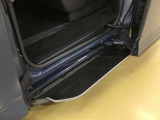 ユニバーサルステップを装備しており乗り降りの補助になります