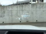 HUD: ヘッドアップディスプレイはドライバーが前方に集中できるよう、ナビや車速情報をフロントガラスに投影するシステムです。